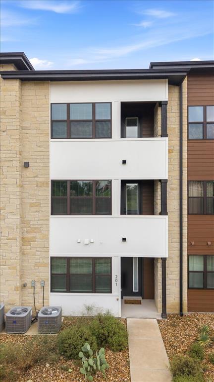 Building Photo - 315 Holton Dr