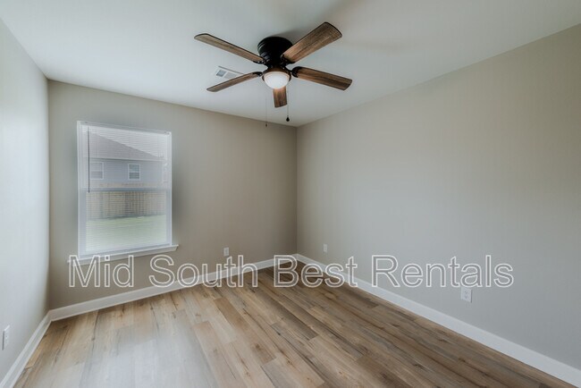 Building Photo - 829 Pine Tree Rd