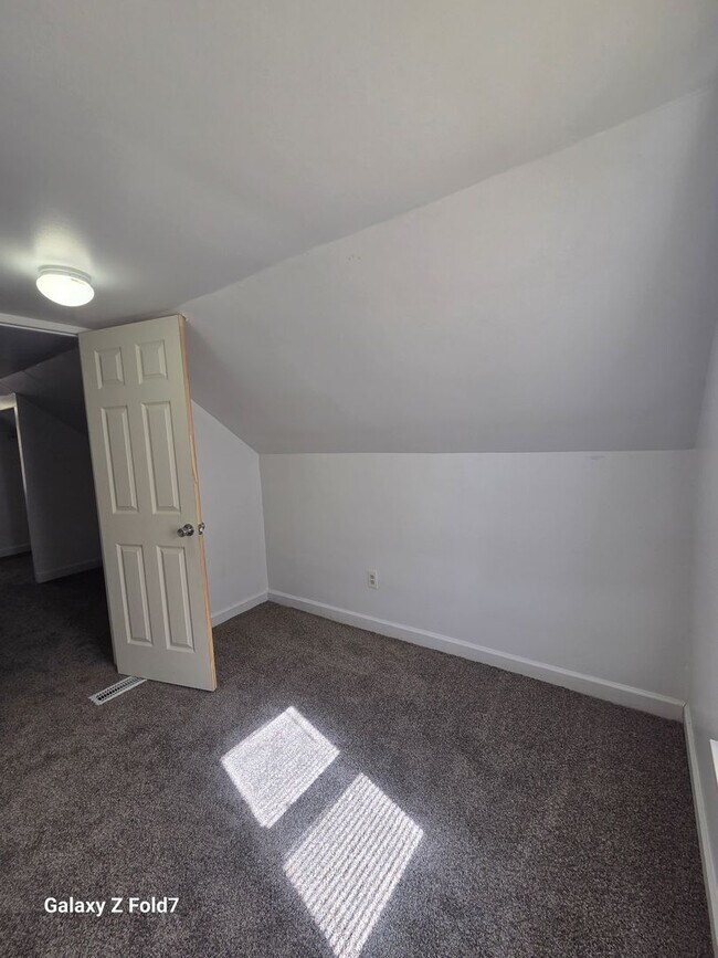 Building Photo - $1200 2 bedroom bungalow