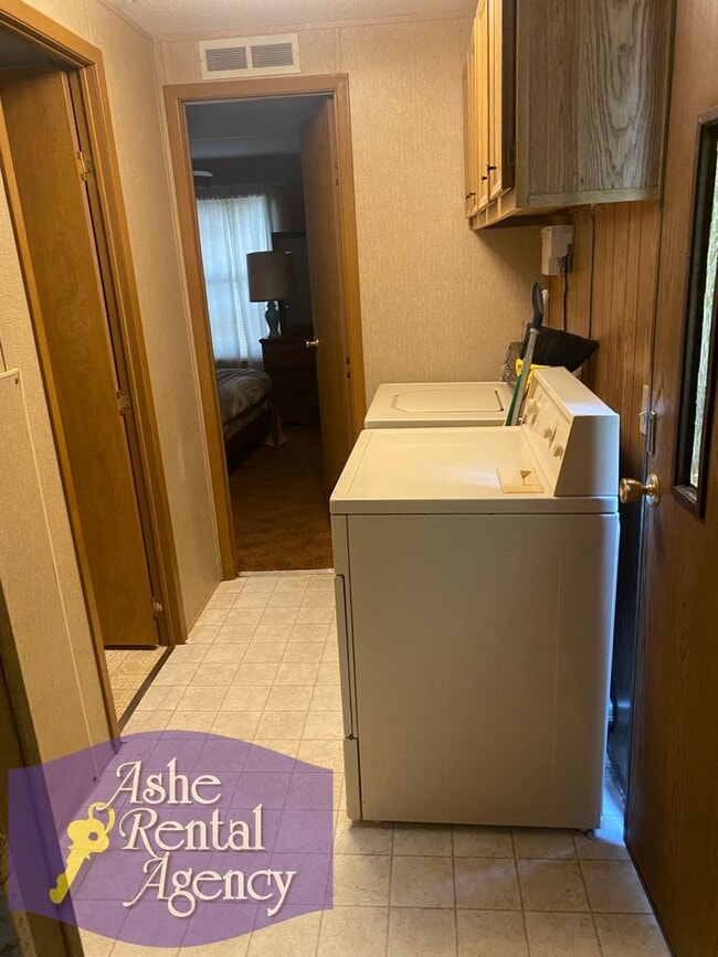 Building Photo - 2 BR/1 BA; Located in Lansing