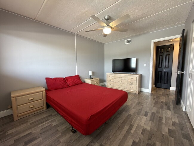 Building Photo - Wickham Road Condo