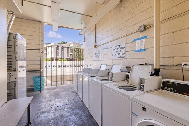 Building Photo - 2 Bed / 1 Bath 1 Parking , Community Pool , Electricity, Water, Sewer & Gas Included, Secured Bui...