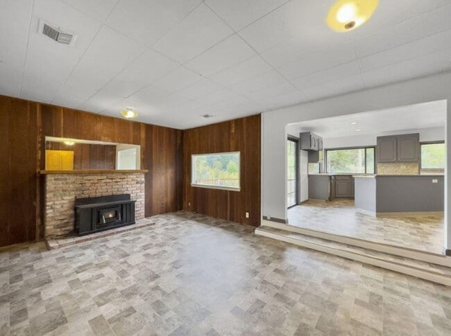 Building Photo - Spacious 4-Bedroom Home with Stunning Hill...