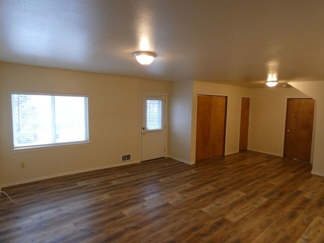 Building Photo - **Spacious Duplex** Lower Level