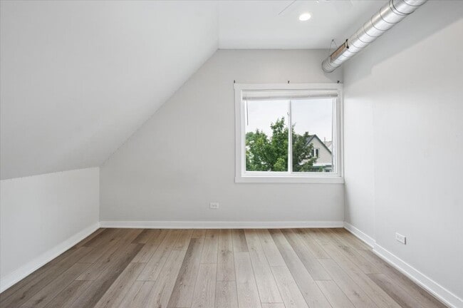 Building Photo - 2909 N Ridgeway Ave
