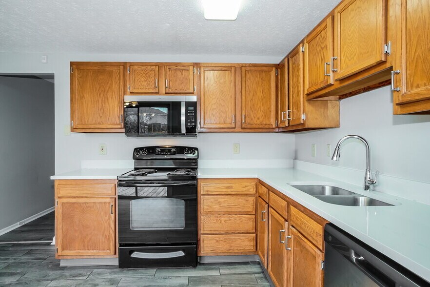 Building Photo - 4880 River Trail Ct