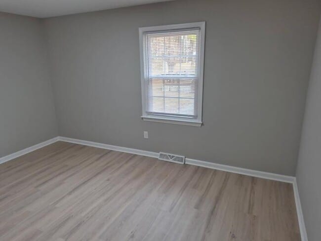 Building Photo - 3 Bedroom 2 bath