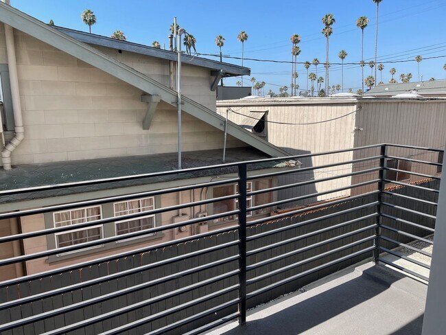 Building Photo - 1529 Winona Blvd
