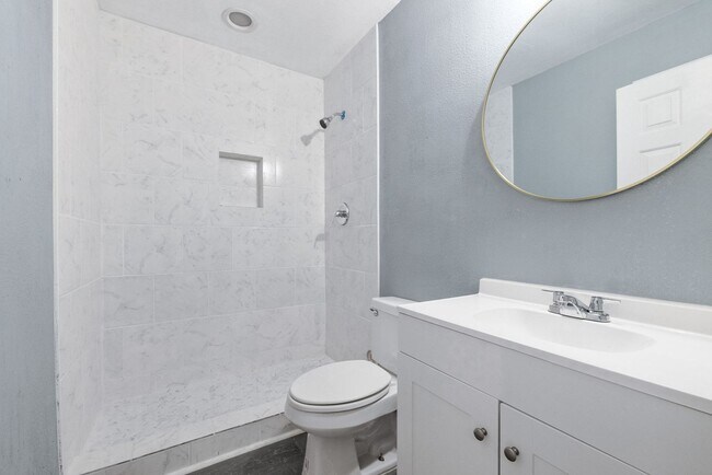 Building Photo - Carriage Place Square