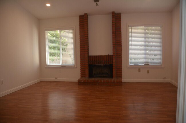 Building Photo - Sharp Pittsburg 3/2