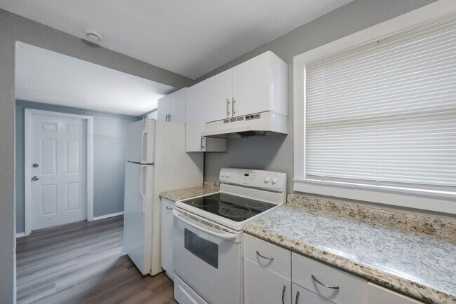 Building Photo - Cute 3bdrm/1bath House ** Section 8 OK ** ...
