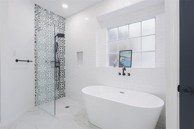 Building Photo - 17527 Sandy Cliffs Dr