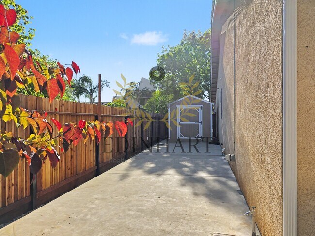 Building Photo - 818 S Apple Ave