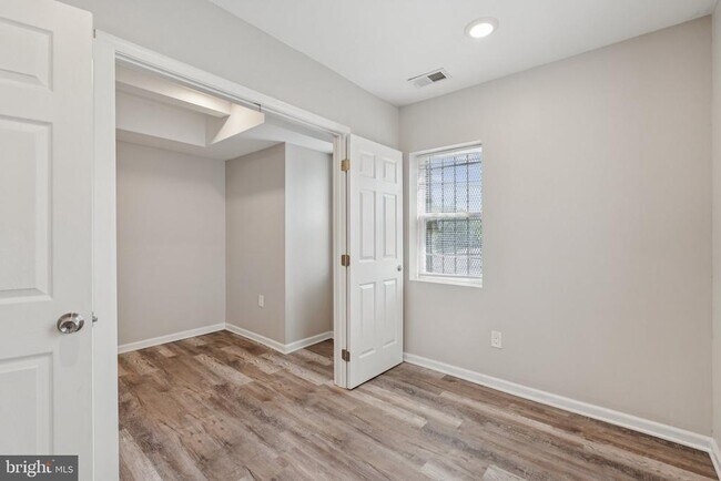 Building Photo - 430 Condon Terrace SE