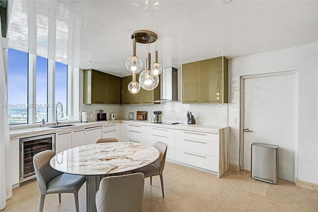 Building Photo - 15901 Collins Ave