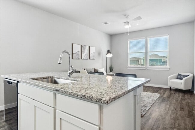 Building Photo - 705 Horseshoe Dr