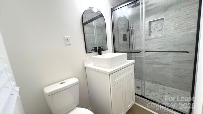 Building Photo - 308 Robinson Ave