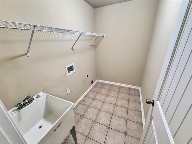 Building Photo - 2435 Manor View