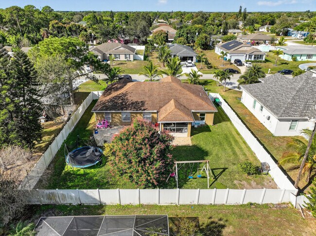 Building Photo - 1121 SW Ivanhoe St