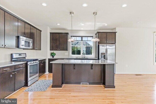 Building Photo - 42394 Pale Iris Terrace