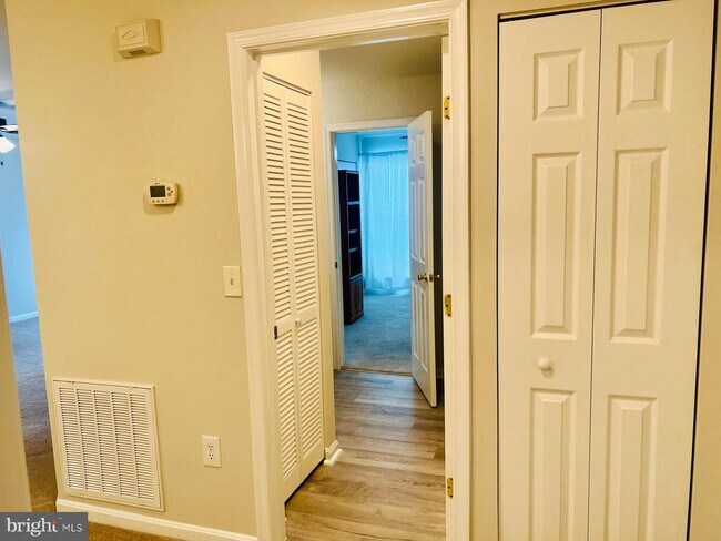 Building Photo - 1049 Gardenview Loop