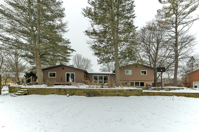 Building Photo - 4682 Huron Hill Dr