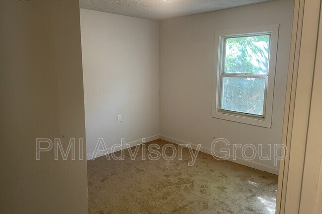 Building Photo - 3336 SE Girard St