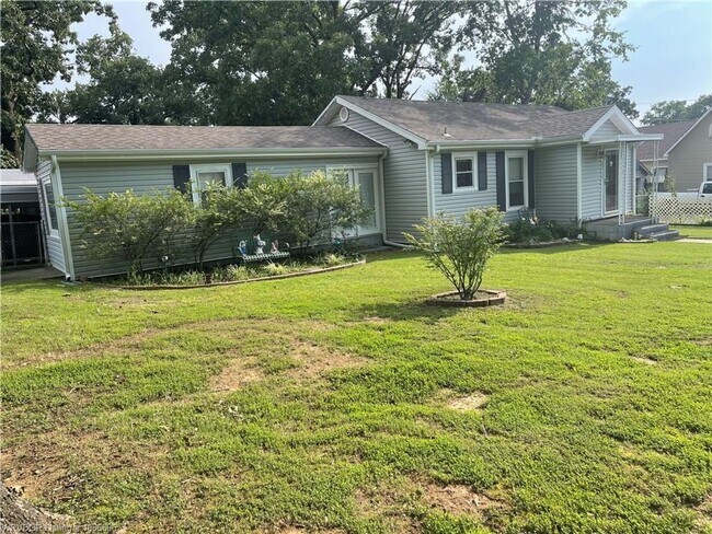 Building Photo - Charming 3 Bed 2 Bath House