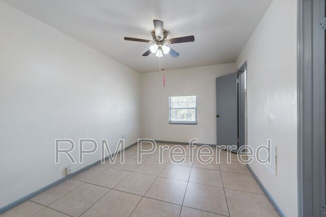 Building Photo - 1800 N Wayside Dr