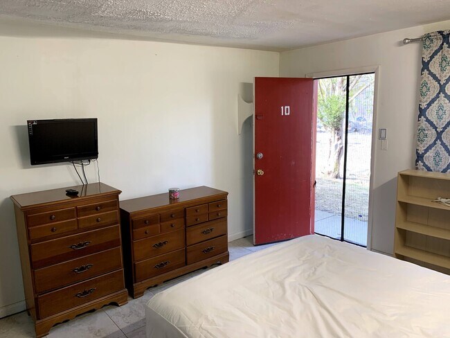 Building Photo - Hideout Room # 10