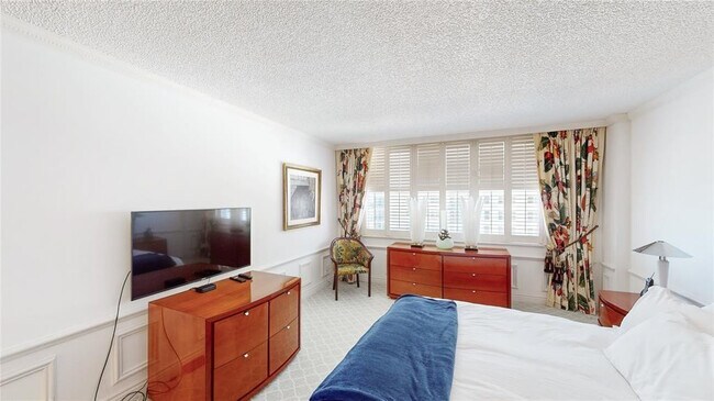 Building Photo - 1149 Hillsboro Mile