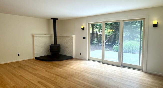 Building Photo - Winslow mid-century rambler....refreshed and ready to call home
