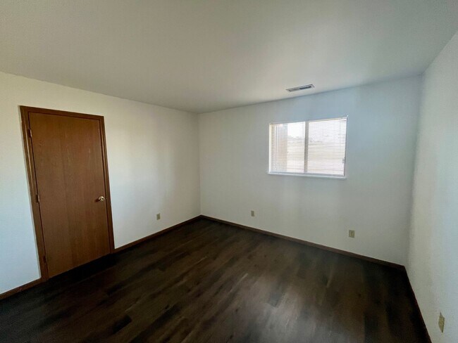 Building Photo - 2 Bed | 1.5 Bath | Townhouse