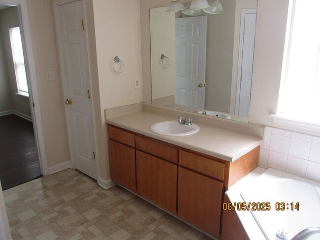 Building Photo - 139 Twelve Oaks Ct