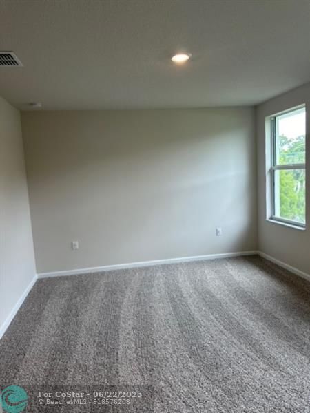 Building Photo - 5700 SE Edgewater Cir