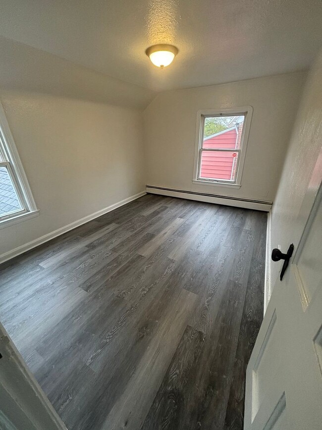 Building Photo - Euclid 3 Bedroom Single