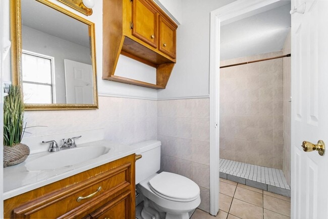 Building Photo - 13806 Long Glen Dr