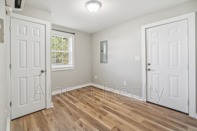 Building Photo - 530 N Church St