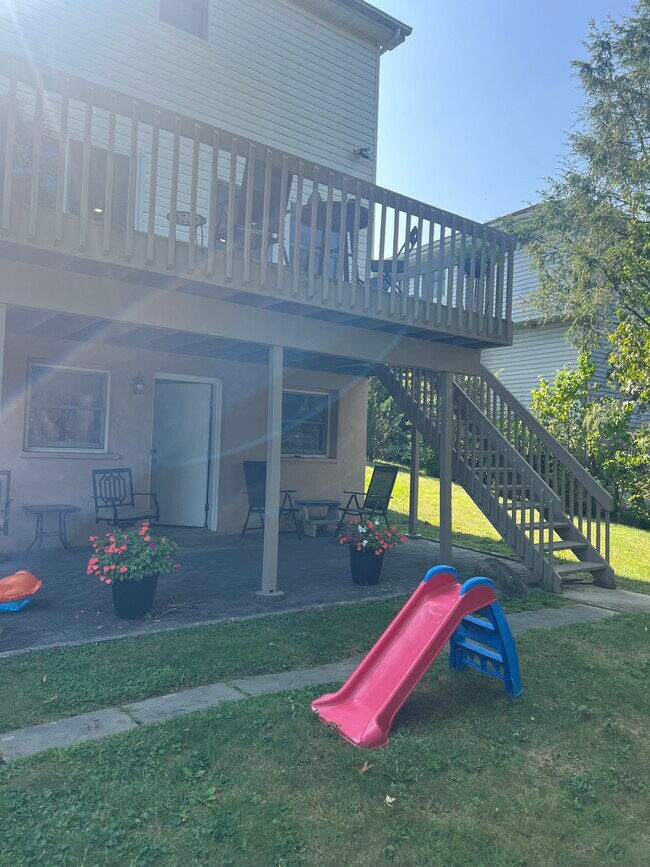 Building Photo - 33 Gainsborg Ave E