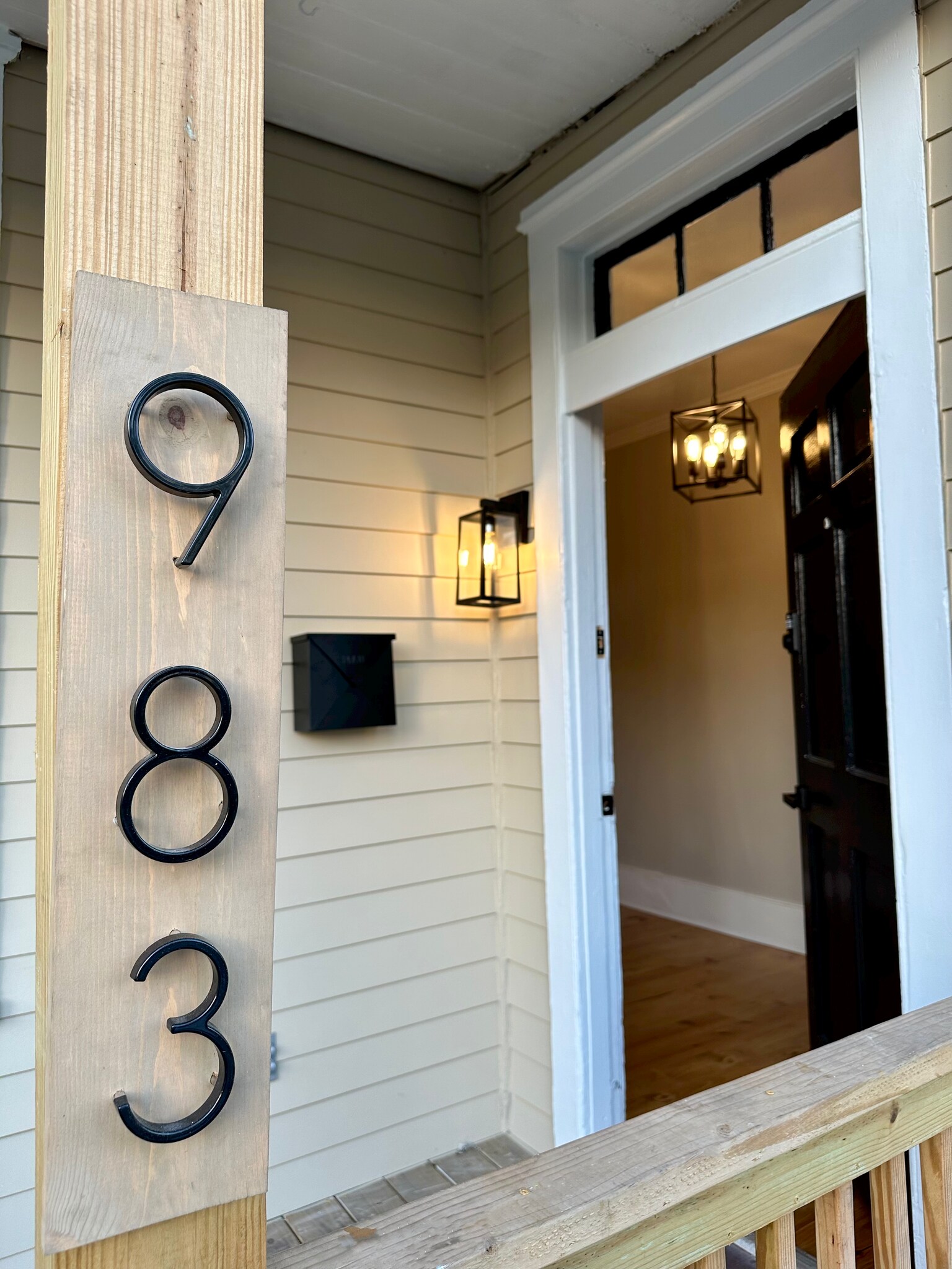 Building Photo - 983 Maple St