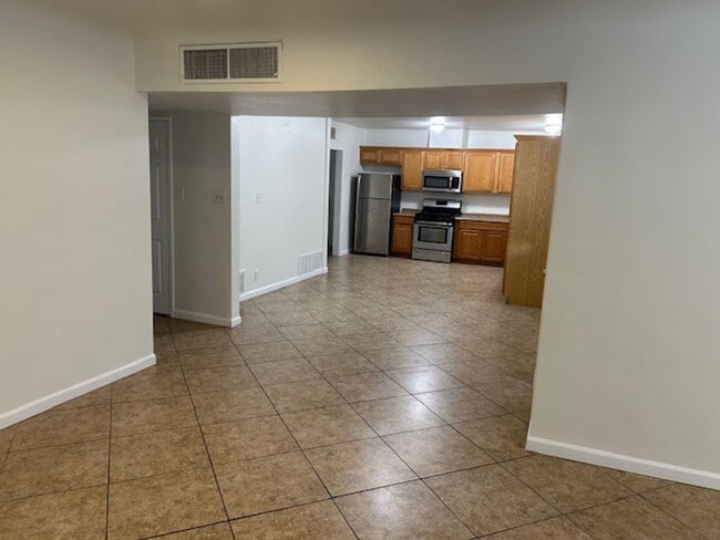 Building Photo - Spacious 3 Bedroom + Den Near Phoenix Country Club