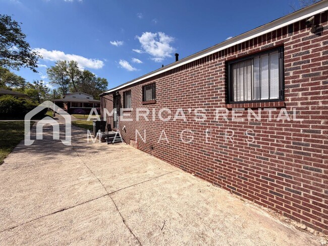 Building Photo - Updated Home for Rent in Birmingham, AL - Just minutes from Oxmoor Road!