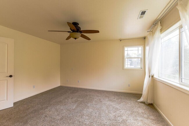 Building Photo - Beautiful 3 bed/2.5 bath single family hom...