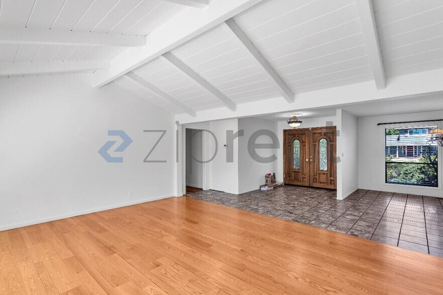 Building Photo - Unit