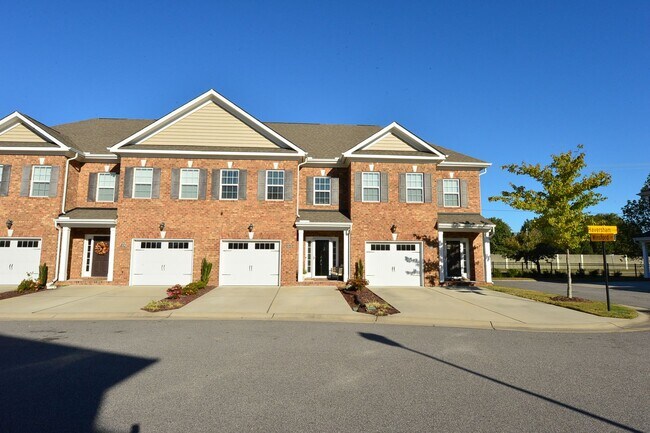 Building Photo - Clubhouse and pool community in the heart of Greenbrier!