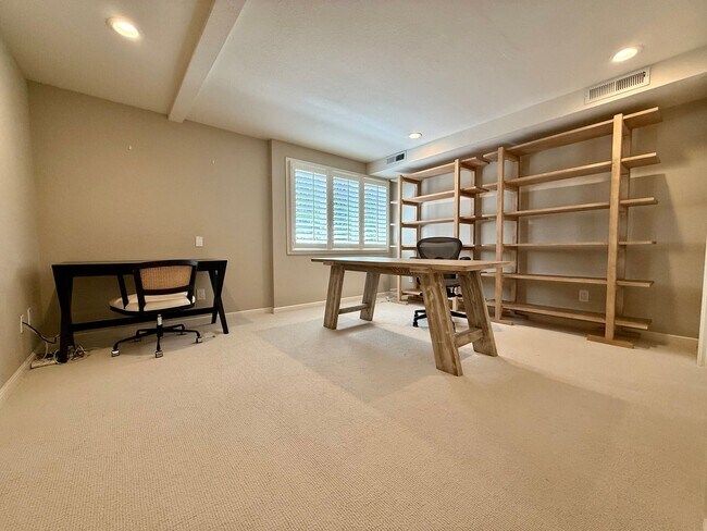 Building Photo - Stunning, Furnished 4 Bed 3.5 Bath + Offic...