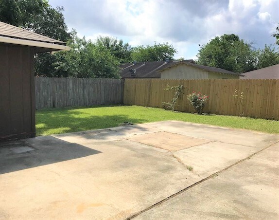 Building Photo - 16719 Maplemont Dr