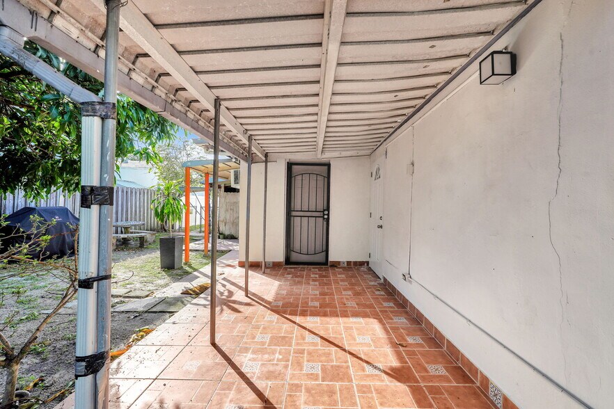 Building Photo - 2419 Coolidge St