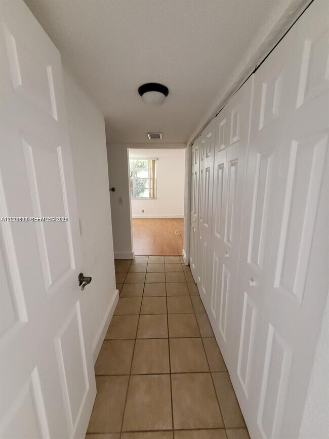 Building Photo - 9440 Live Oak Pl