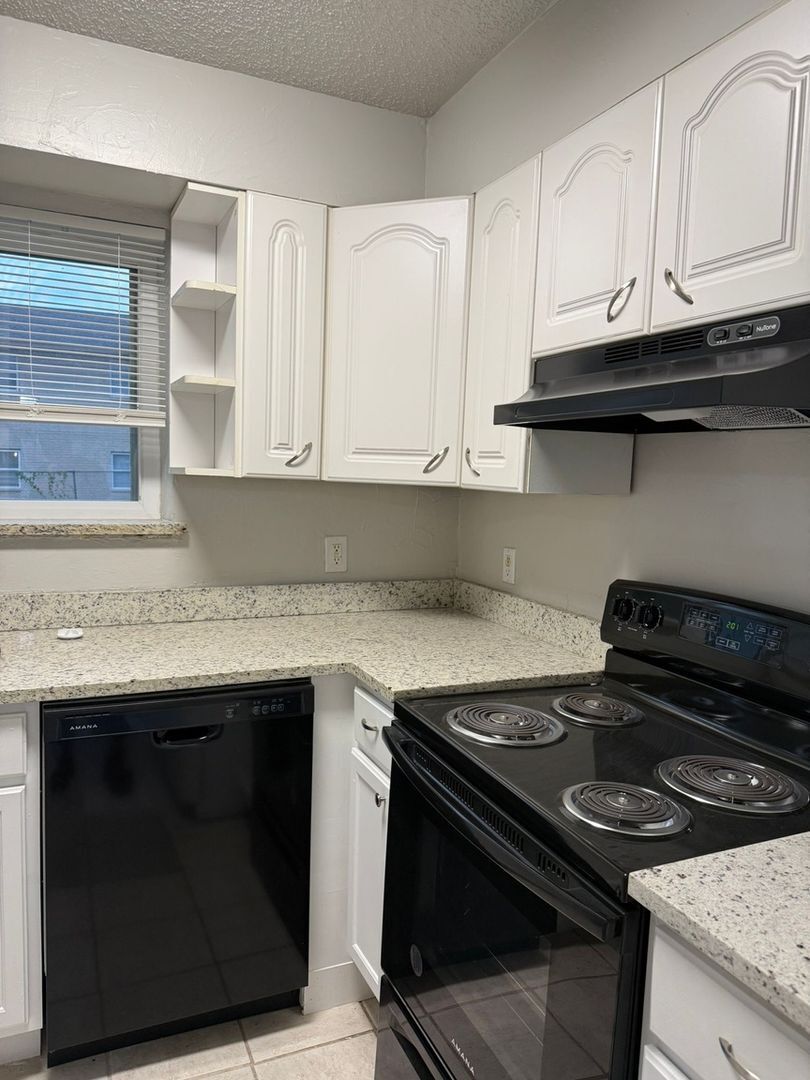 Building Photo - 1402 Bill Carrol Dr